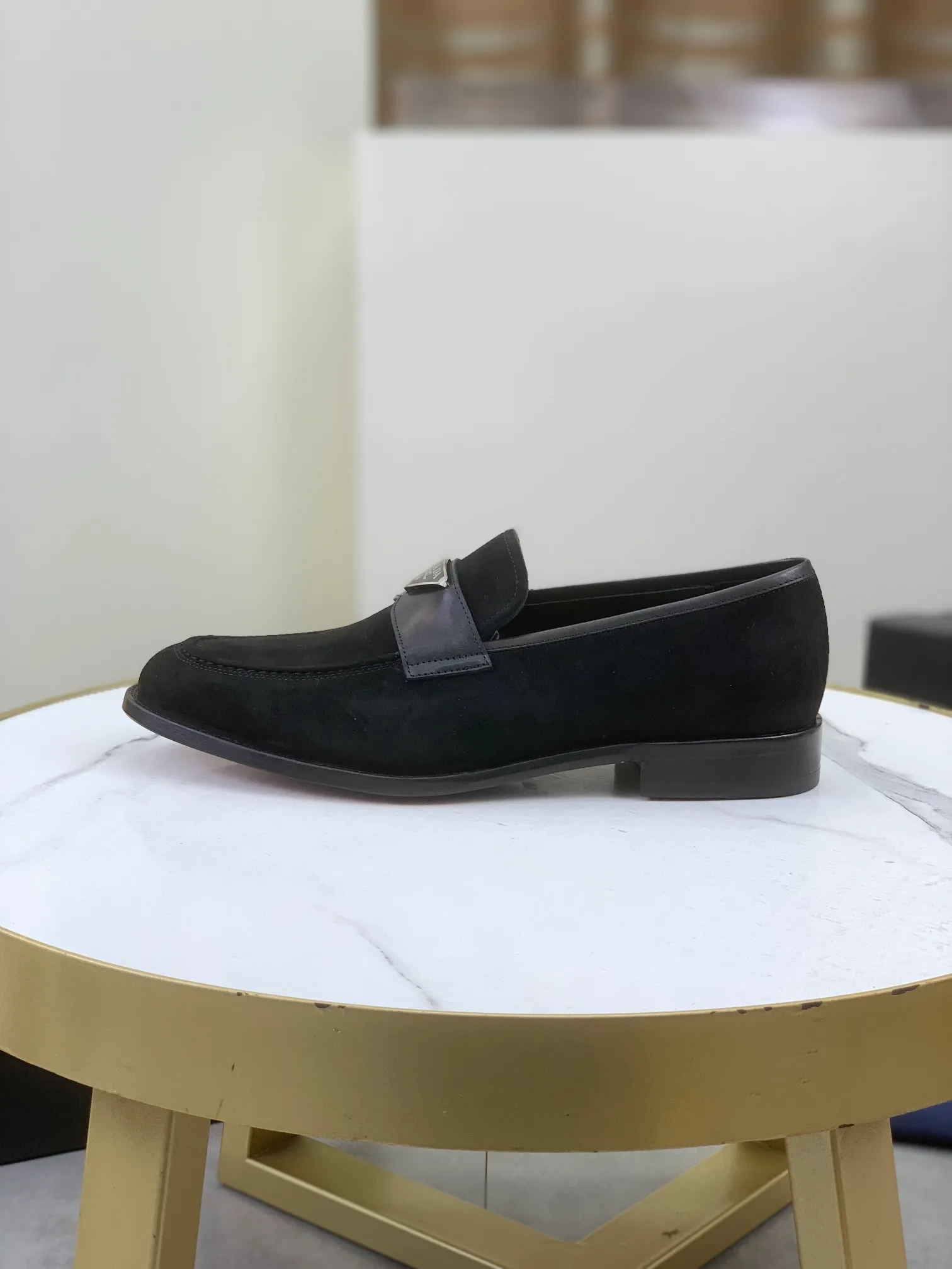 Factory price P920 💰 (high-grade genuine leather outsole) original quality, top version 🔱 ＰＲＡＤＡPrada. Men's business casual leather shoes, top quality leather shoes. 1:1 shipment ⬆️Luxurious and noble 👞All imported original brand fabrics, just to create a more comfortable wearing experience. Upper: Original comfortable selected frosted calfskin ➕Top imported water-dyed full cow lining, original lightweight and comfortable high-grade genuine leather outsole ✔️Number: 39-44 (38.45.46 can be customized)